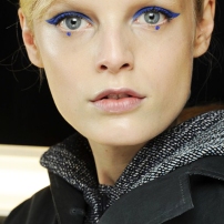 bold-eyeliner-with-a-polka-dot-at-the-lower-lash